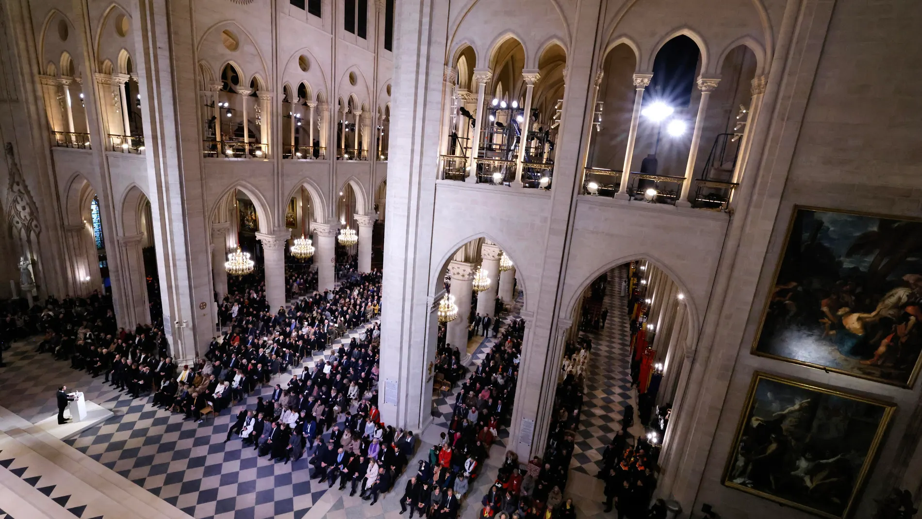 Paris (France), 07/12/2024.- French President Emmanuel Macron (L) delivers a speech inside the Notre Dame de Paris cathedral, during a ceremony to mark its reopening in Paris, France, 07 December 2024. The Notre Dame de Paris Cathedral reopens on 07 December after nearly six years of renovation work following its destruction by a fire on 15 April 2019. (Francia) EFE/EPA/LUDOVIC MARIN / POOL MAXPPP OUT