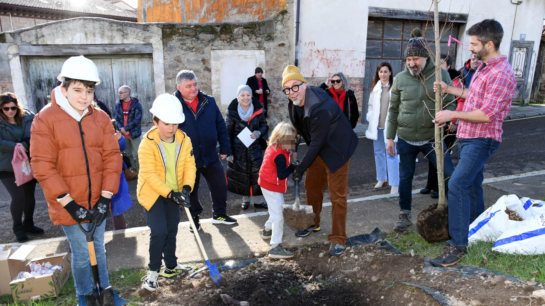 El actor Fele Martínez ya tiene su ejemplar de Ginkgo biloba en Aguilar de Campoo (Palencia)