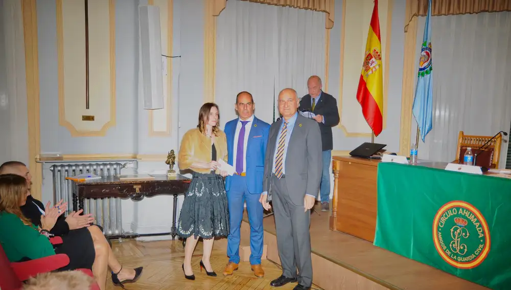 Patricia Navarro, mujer del Guardia Civil David Pérez Carracedo junto al vicepresidente del Círculo de Ahumada, José Miguel Fernández y el presidente, Juan José Brihuega.
