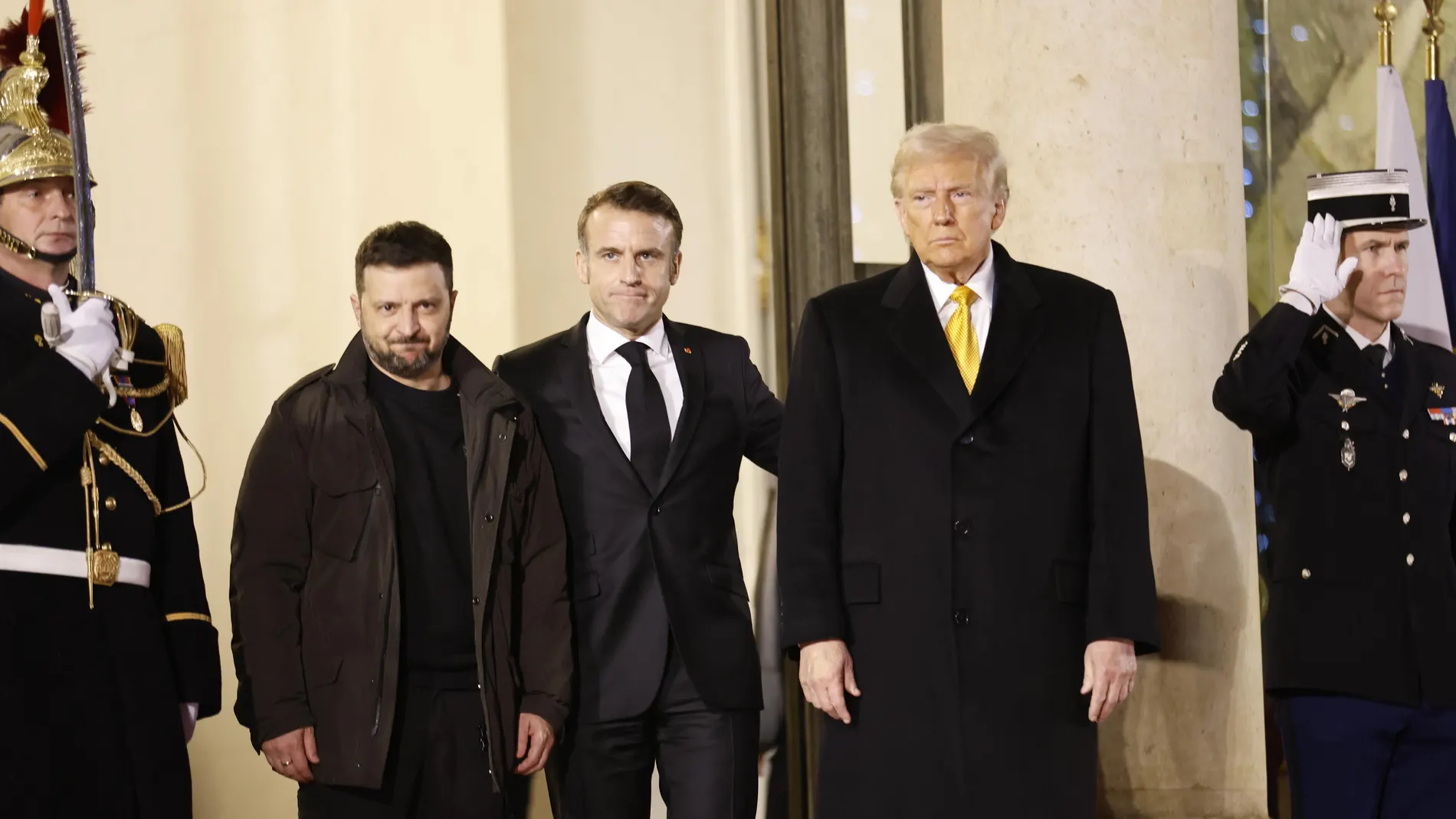 Paris (France), 07/12/2024.- French President Emmanuel Macron (C), US president-elect Donald J. Trump (R) and Ukrainian President Volodymyr Zelensky (L) leave Elysee Palace to attend the reopening ceremony of the Notre Dame de Paris Cathedral, in Paris, France, 07 December 2024. The Notre-Dame de Paris Cathedral reopens on 07 December after nearly six years of renovation work following its destruction by a fire on 15 April 2019. (Zelenski, Francia) EFE/EPA/MOHAMMED BADRA