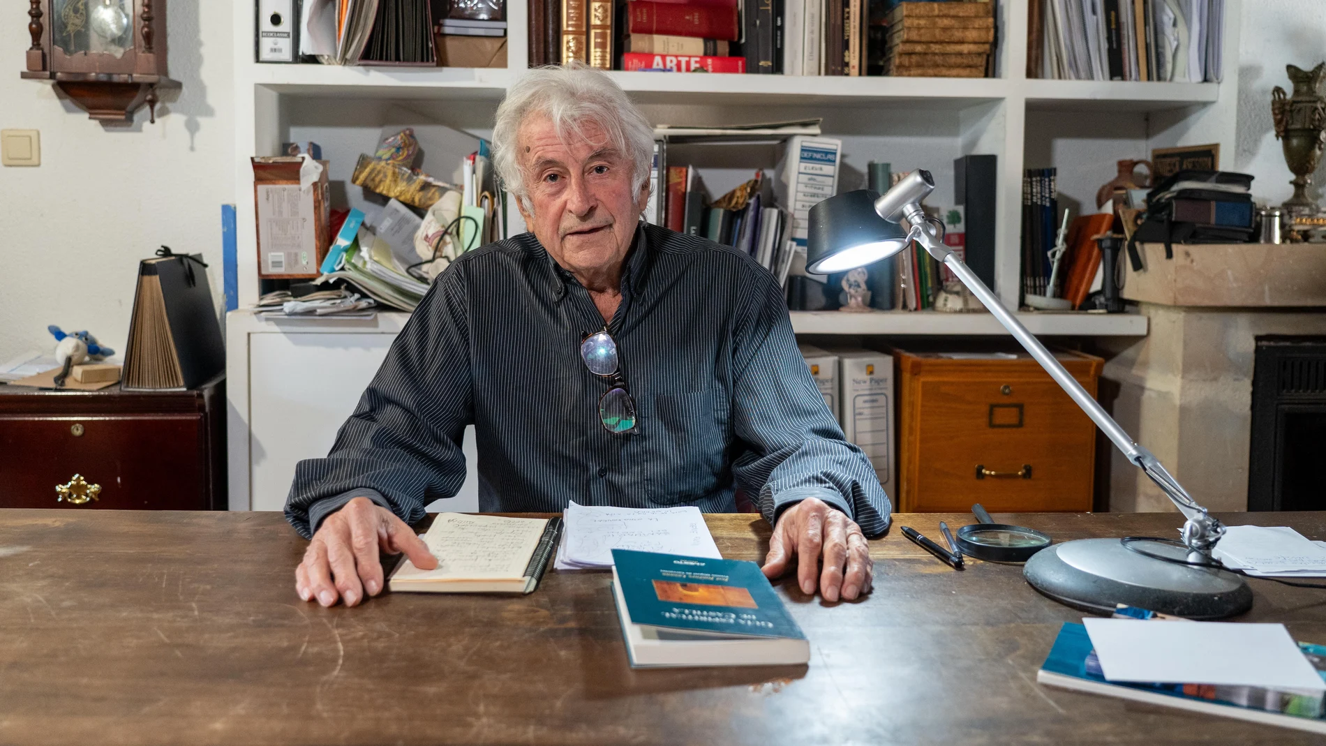 Gonzalo Blanco, fundador y director de Ámbito ediciones en su domicilio de Porquera de Santullán (Palencia)