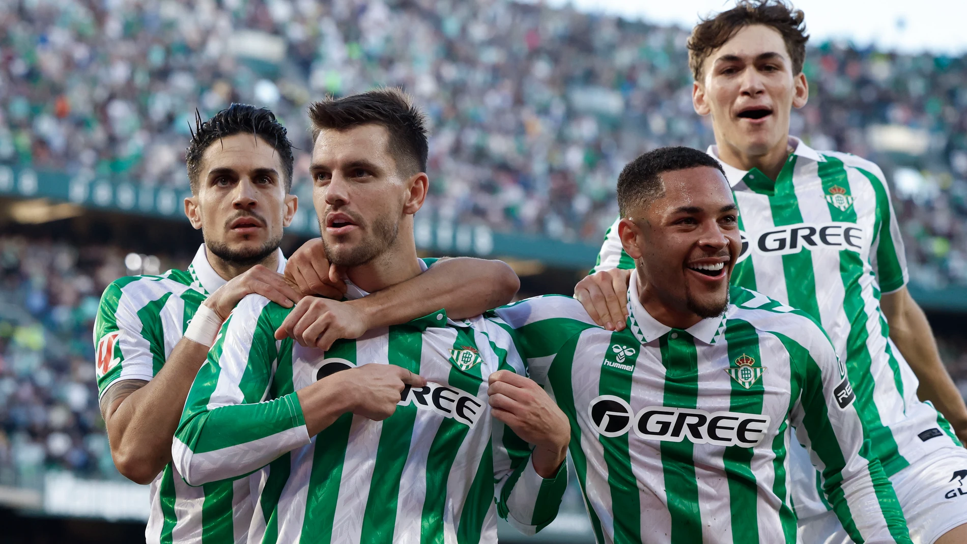 SEVILLA, 07/12/2024.- El delantero argentino del Betis Giovani Lo Celso (2i) celebra con sus compañeros tras marcar el 1-1 de penalti durante el partido de la jornada décimo sexta de LaLiga EA Sports que disputan este sábado Real Betis Balompié y FC Barcelona en el Estadio Benito Villamarín de Sevilla. EFE/ Julio Muñoz