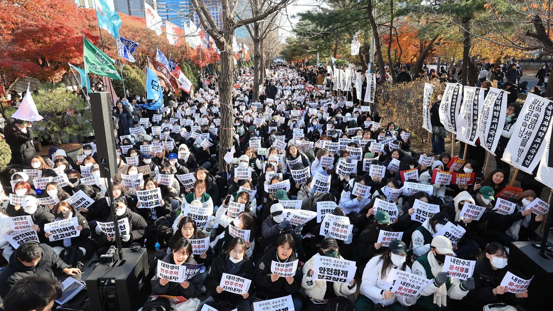 Seoul (Korea, Republic Of), 07/12/2024.- University students gather in western Seoul, South Korea, 07 December 2024, demanding the resignation of President Yoon Suk Yeol, as the National Assembly is set to vote on an impeachment motion against him. (Protestas, Corea del Sur, Seúl) EFE/EPA/YONHAP SOUTH KOREA OUT
