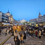 Gente paseando en el Mercado de Navidad de Segovia con temperaturas agradables