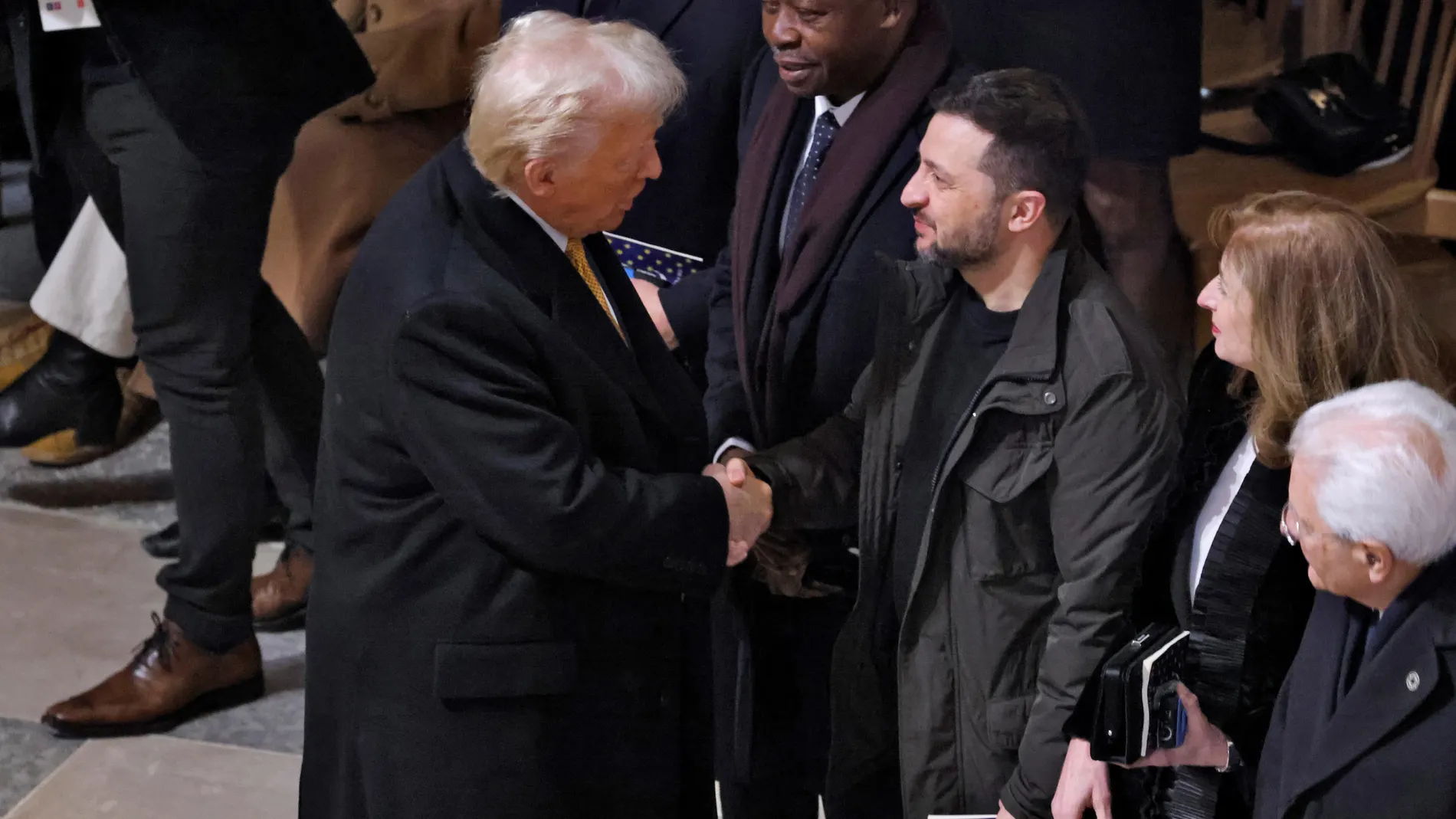 Paris (France), 07/12/2024.- US President-elect Donald J. Trump (C-L) shakes hand with Ukraine's President Volodymyr Zelensky (C-R) inside Notre-Dame Cathedral ahead of a ceremony to mark the re-opening of the landmark cathedral, in Paris, France, 07 December 2024. The Notre Dame de Paris Cathedral reopens on 07 December after nearly six years of renovation work following its destruction by a fire on 15 April 2019. (Zelenski, Francia, Ucrania) EFE/EPA/LUDOVIC MARIN / POOL MAXPPP OUT
