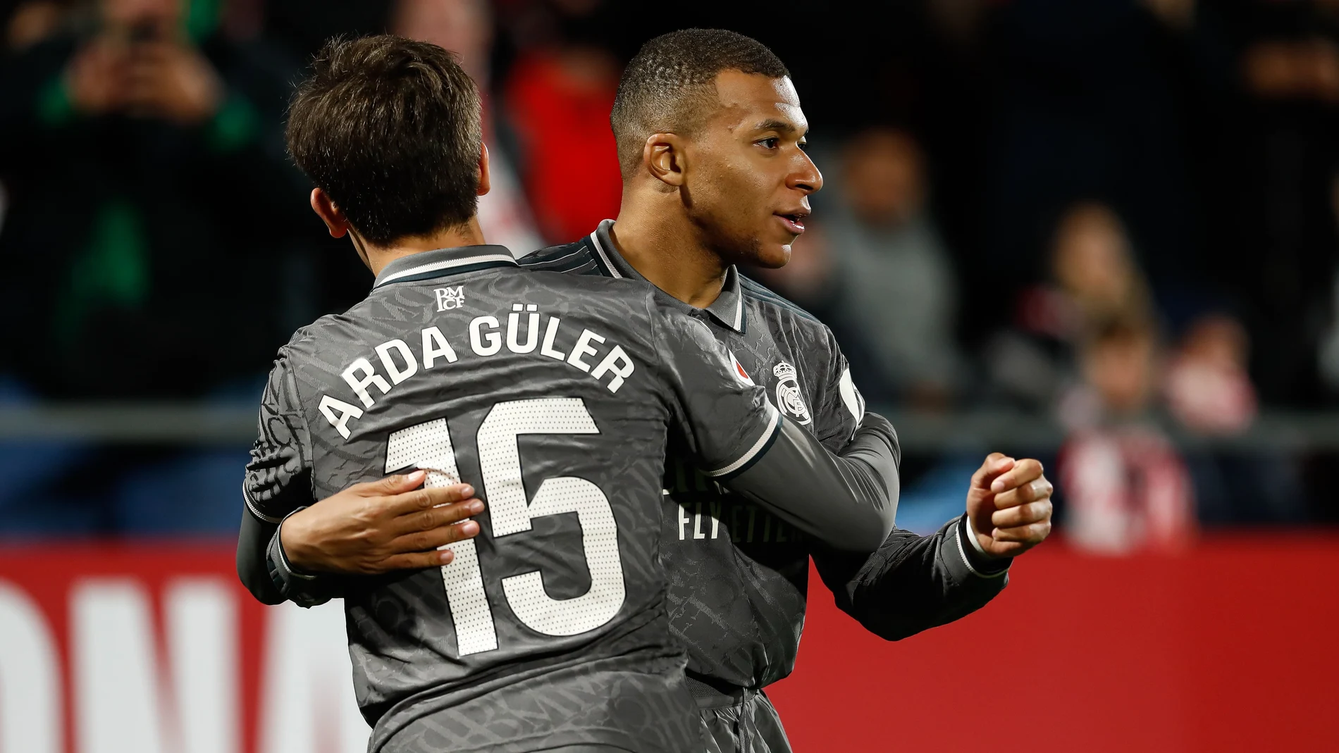 Güler y Mbappé celebran uno de los goles del Madrid al Girona