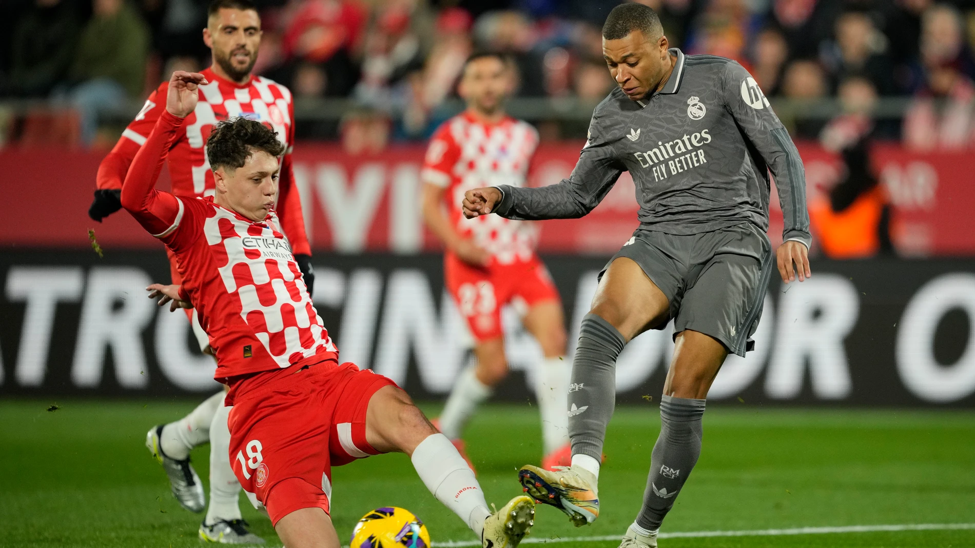 GIRONA, 07/12/2024.- El delantero del Real Madrid Kylian Mbappé (d) disputa un balón ante el defensa checo Ladislav Krejčí del Girona, durante el partido de la jornada 19 de LaLiga que Girona FC y Real Madrid disputan este sábado en el estadio Montilivi, en Girona. EFE/Alejandro García