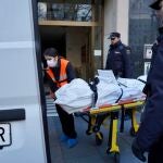 Retirada de los cadáveres por parte de un equipo sanitario