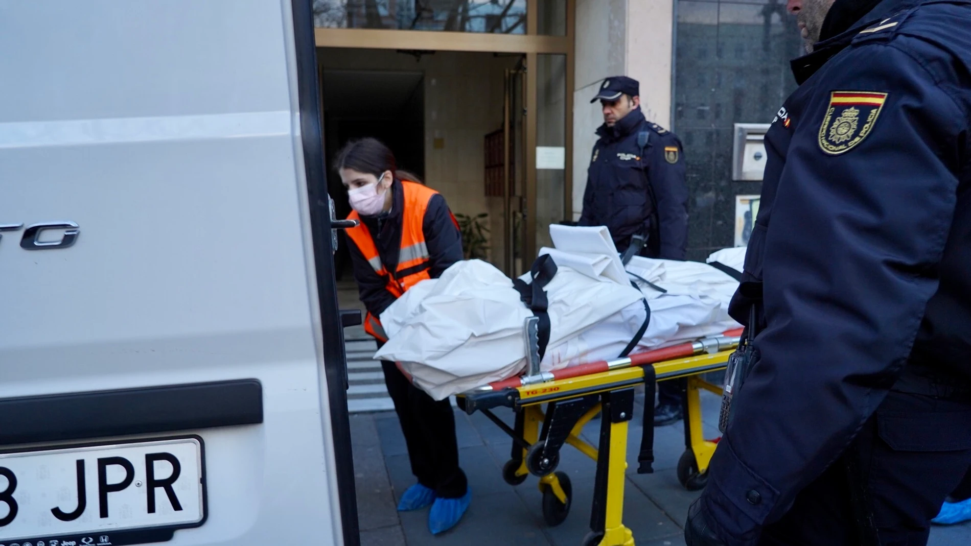 Retirada de los cadáveres por parte de un equipo sanitario