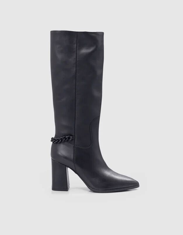El 1. botas de cuero negro detalle de cadena de bordillo
