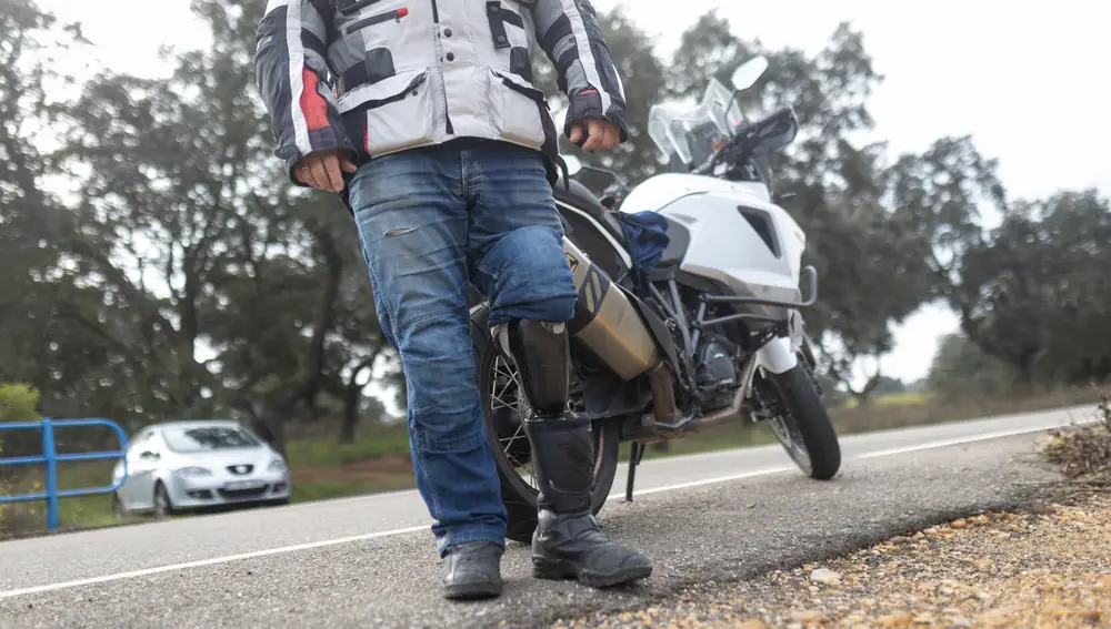 El piloto benaventano Carlos Blanco en el lugar en el que se produjo su accidente.
