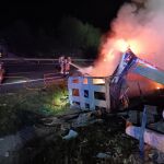 Imagen del camión siniestrado en llamas