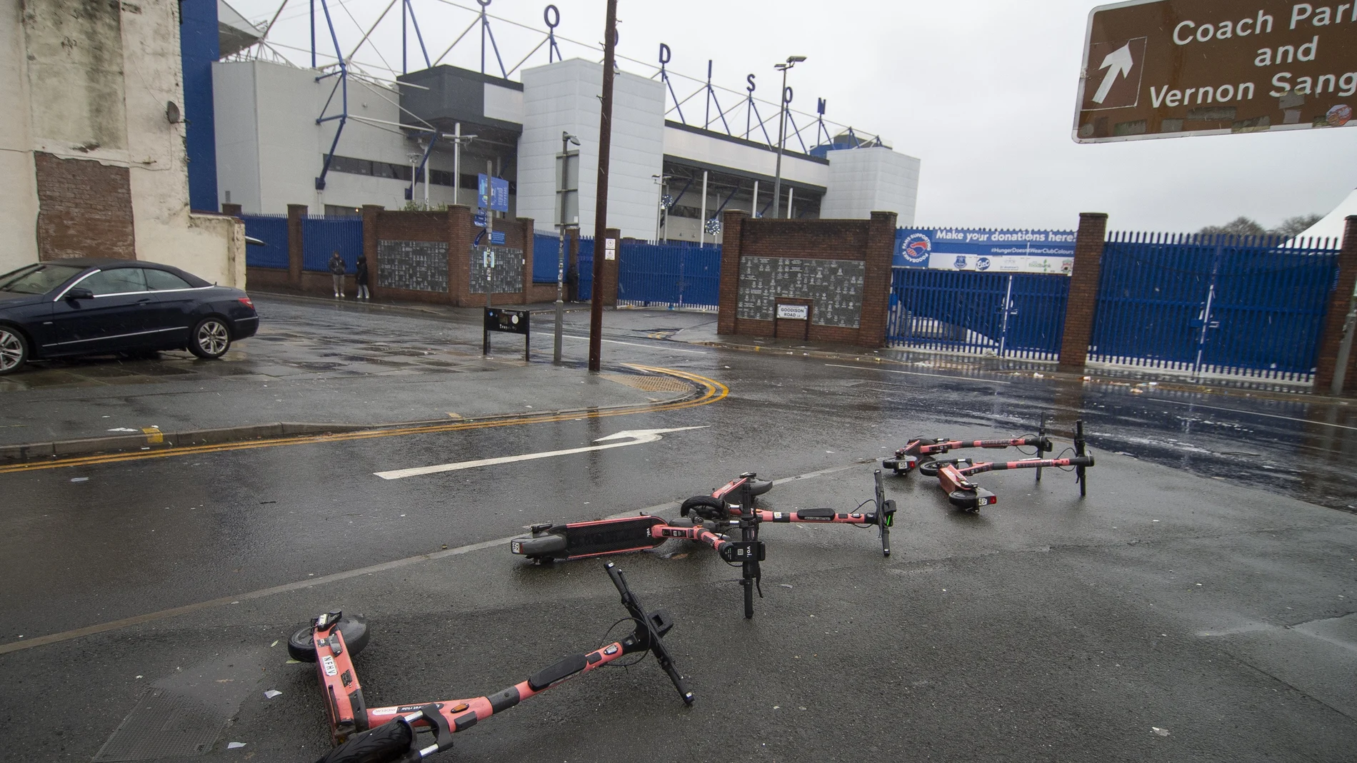 Varios patinetes tirados por el viento en las puertas del estadio del Everton