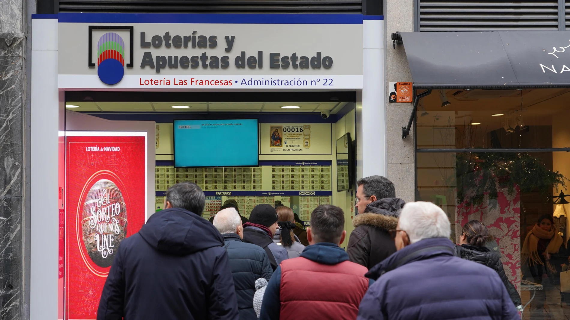 Cola en una administración de lotería de Valladolid