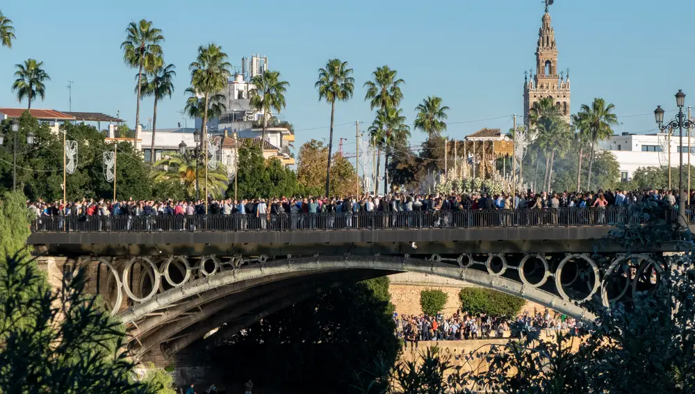 El Cachorro y la Esperanza de Triana, la antesala de la procesión 'magna' de Sevilla