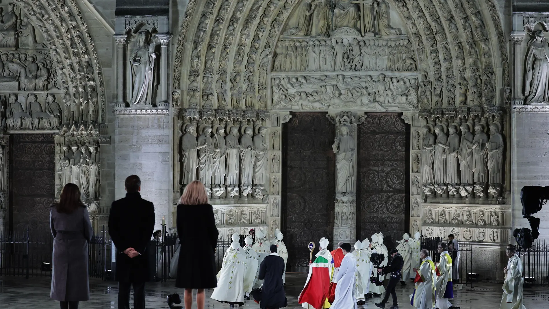 Paris (France), 07/12/2024.- French President Emmanuel Macron (2-L) and his wife Brigitte (3-L) watch Paris' archbishop Laurent Ulrich inaugurating the Notre Dame de Paris Cathedral by knocking on the doors prior to its reopening ceremony in Paris, France 07 December 2024. Paris'Äô Cathedral took almost 6 years to rebuild after been severely damaged in a devastating fire that broke out on 15 April 2019. (Obispo, Francia) EFE/EPA/CHRISTOPHE PETIT TESSON / POOL