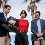 a ministra de Ciencia, Innovación y Universidades, Diana Morant (c), junto al alcalde del municipio, Pere Joan Antoni Chordá (i), durante la presentación del proyecto piloto para frenar la regresión de las playas de Canet d'enBerenguer