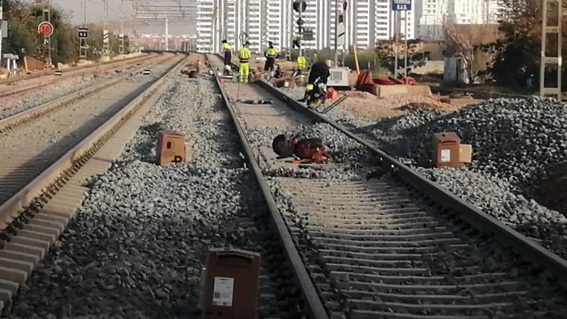 Técnicos de Renfe trabajando en una vía de la provincia de Valencia REMITIDA / HANDOUT por MINISTERIO DE TRANSPORTES Fotografía remitida a medios de comunicación exclusivamente para ilustrar la noticia a la que hace referencia la imagen, y citando la procedencia de la imagen en la firma 07/12/2024