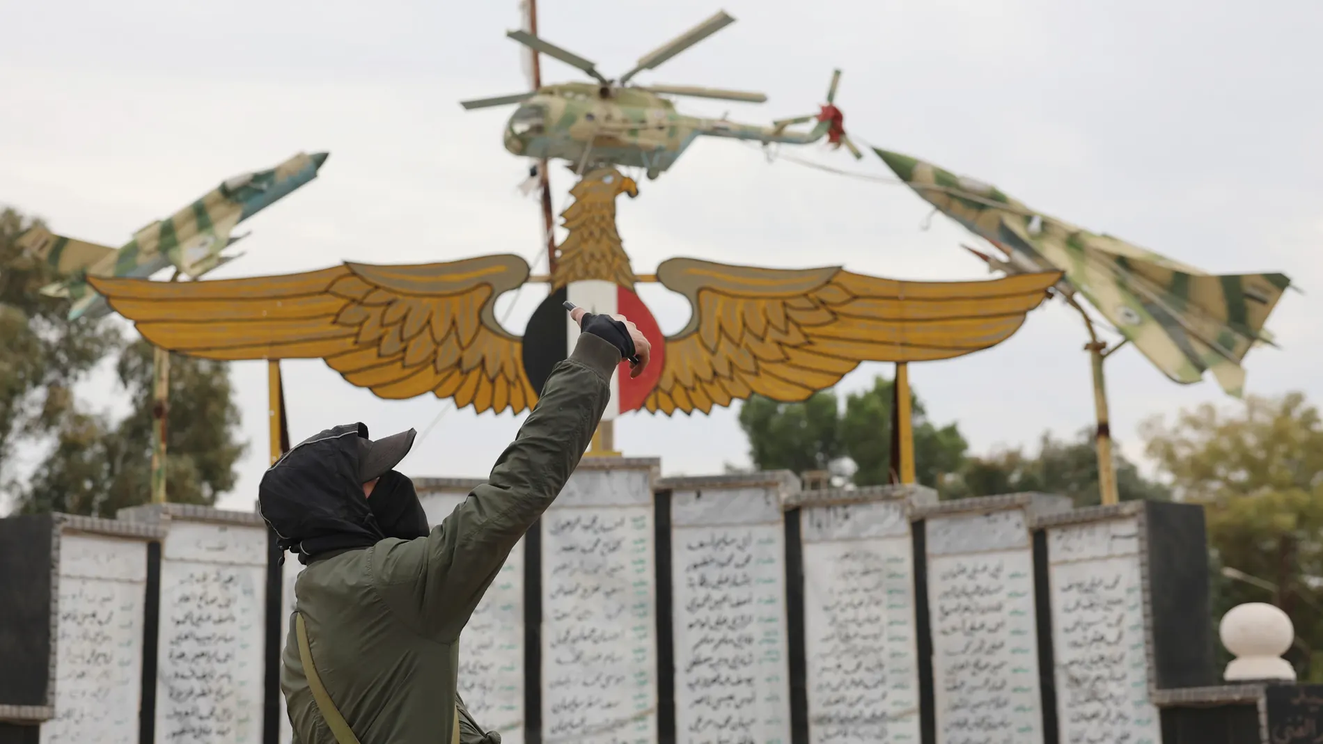 Hama (Syrian Arab Republic), 07/12/2024.- An opposition fighter takes a photo at the Hama Airport after they took control of the city of Hama, Syria, 07 December 2024. Syrian opposition forces, led by the Islamist militant group Hayat Tahrir al-Sham (HTS), launched an offensive on 27 November, triggering counterattacks by the Syrian regime forces as well as Russian and Syrian airstrikes on opposition-controlled areas. (Rusia, Siria) EFE/EPA/MOHAMMED AL RIFAI