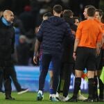 Pep Guardiola protesta a los árbitros al final del partido