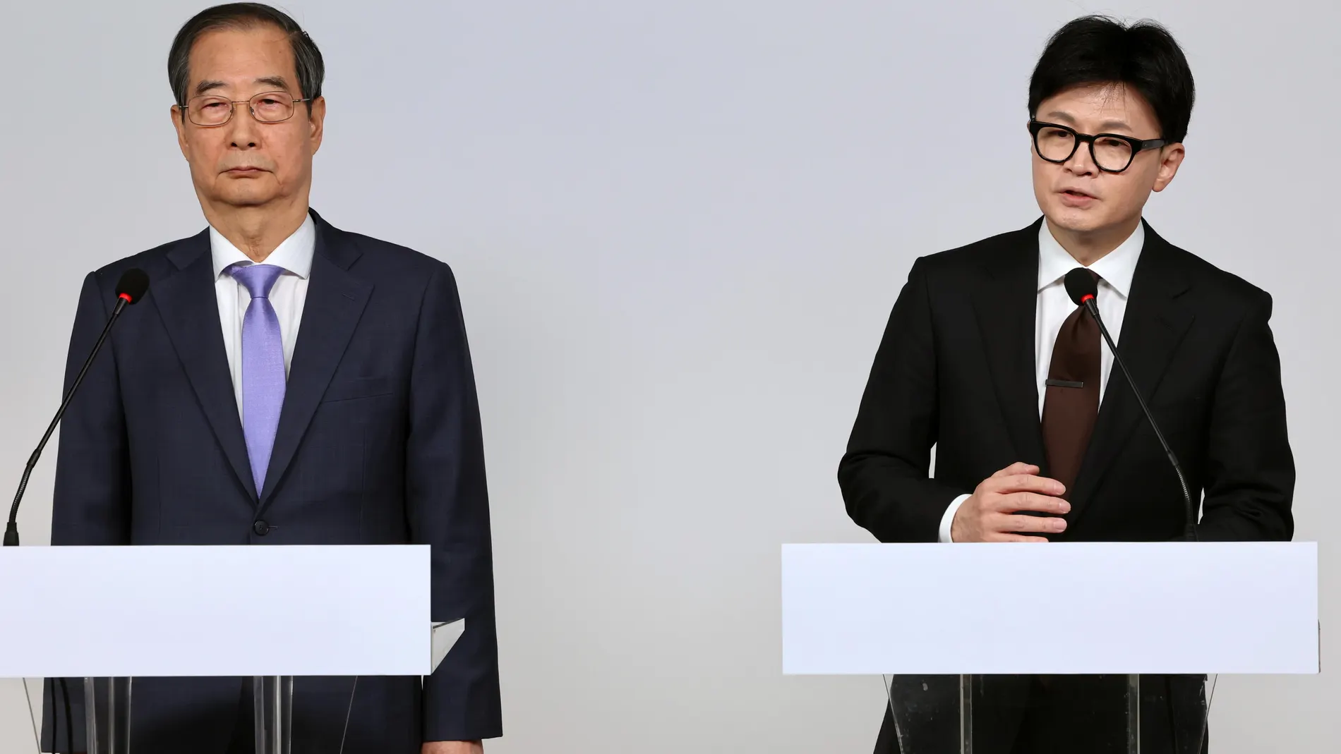 Seoul (Korea, Republic Of), 08/12/2024.- South Korean Prime Minister Han Duck-soo (L) and ruling People Power Party (PPP) leader Han Dong-hoon deliver a joint public address at the PPP headquarters in Seoul, South Korea, 08 December 2024, one day after the parliamentary vote to impeach President Yoon Suk Yeol for his martial law imposition failed. (Corea del Sur, Seúl) EFE/EPA/YONHAP SOUTH KOREA OUT