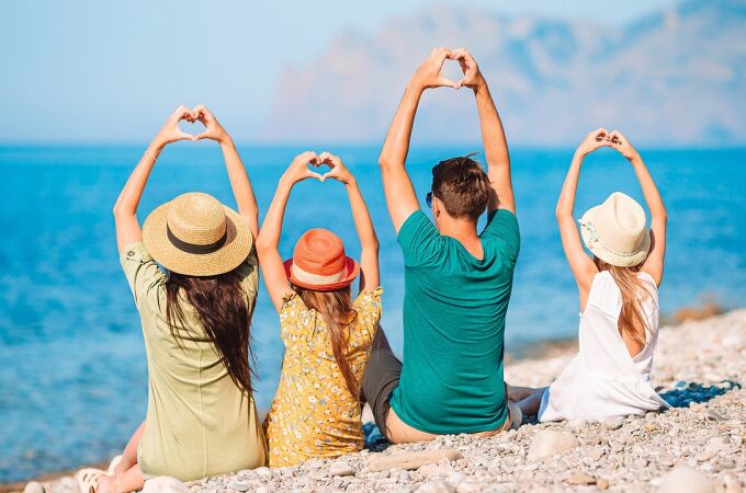 Familia feliz en la playa