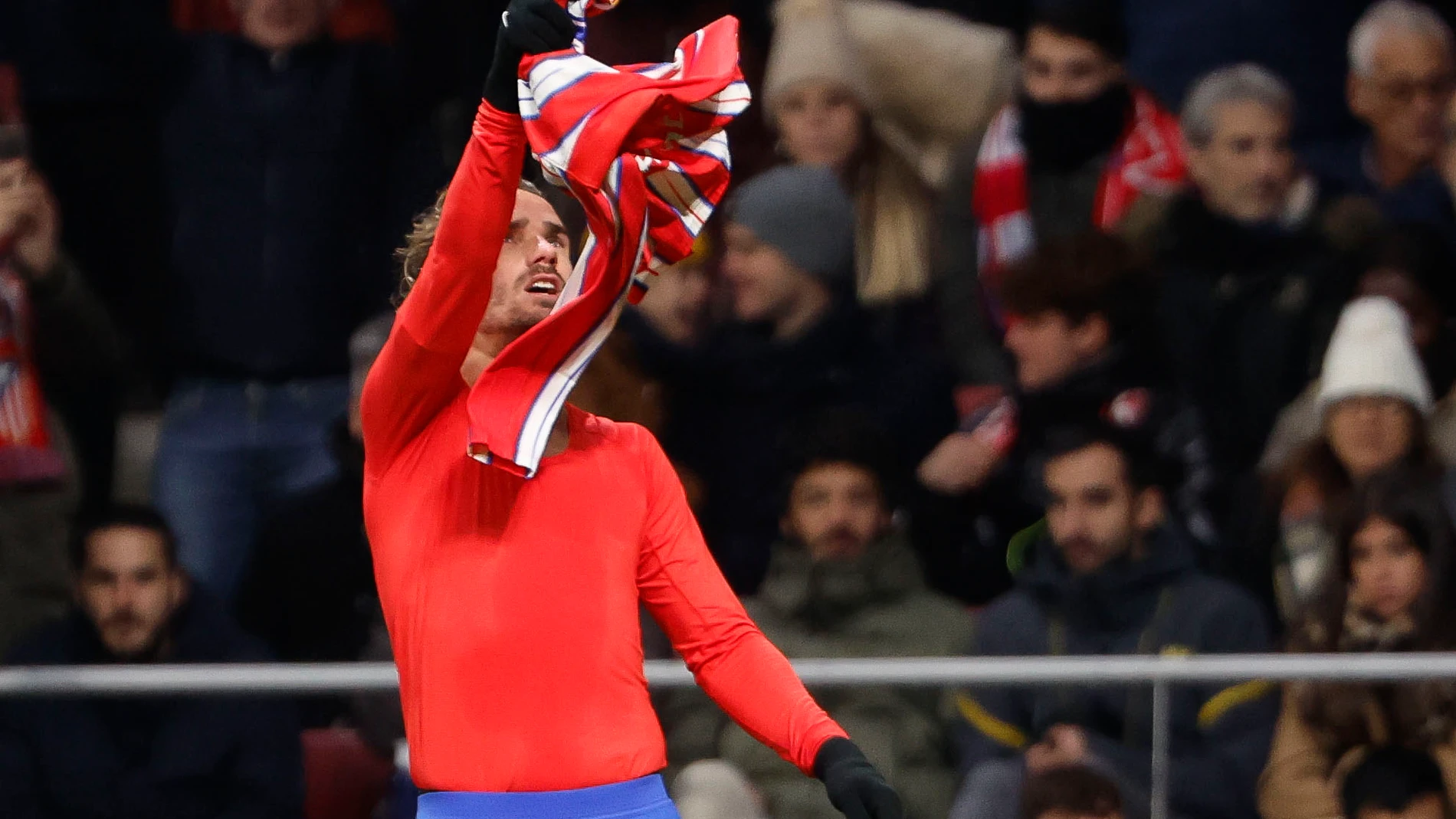MADRID, 08/12/2024.- El delantero francés del Atlético de Madrid, Antoine Griezmann, celebra el cuarto gol rojiblanco durante el encuentro correspondiente a la jornada 16 de Laliga EA Sports que disputan hoy domingo Atlético de Madrid y Sevilla en el estadio Metropolitano, en Madrid. EFE / Sergio Perez.