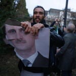 Partidarios de la oposición siria en Serbia celebran la toma rebelde de Damasco