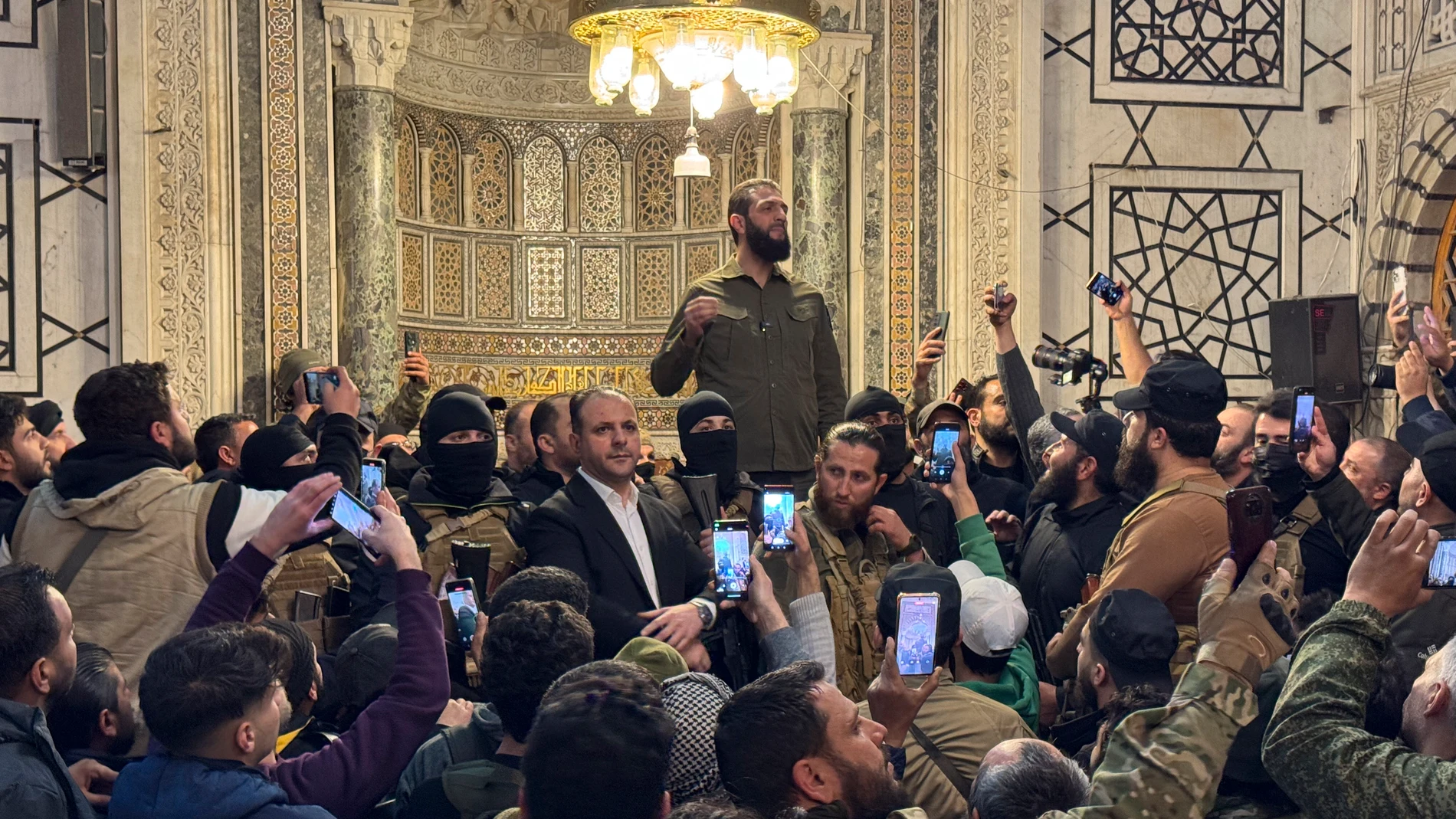 DAMASCO (SIRIA), 08/12/2024.- El líder del Organismo de Liberación del Levante (Hayat Tahrir al Sham o HTS, en árabe), Abu Mohamed al Jolani, participa en un acto en la histórica Gran Mezquita de los Omeyas en Damasco (Siria). Abu Mohamed Al Jolani, que ha encabezado con su grupo islamista Organismo de Liberación del Levante la gran ofensiva en Siria iniciada el pasado 27 de noviembre contra el Gobierno sirio, se ha convertido en la figura rebelde que ha logrado derrocar a Bachar al Asad tras...