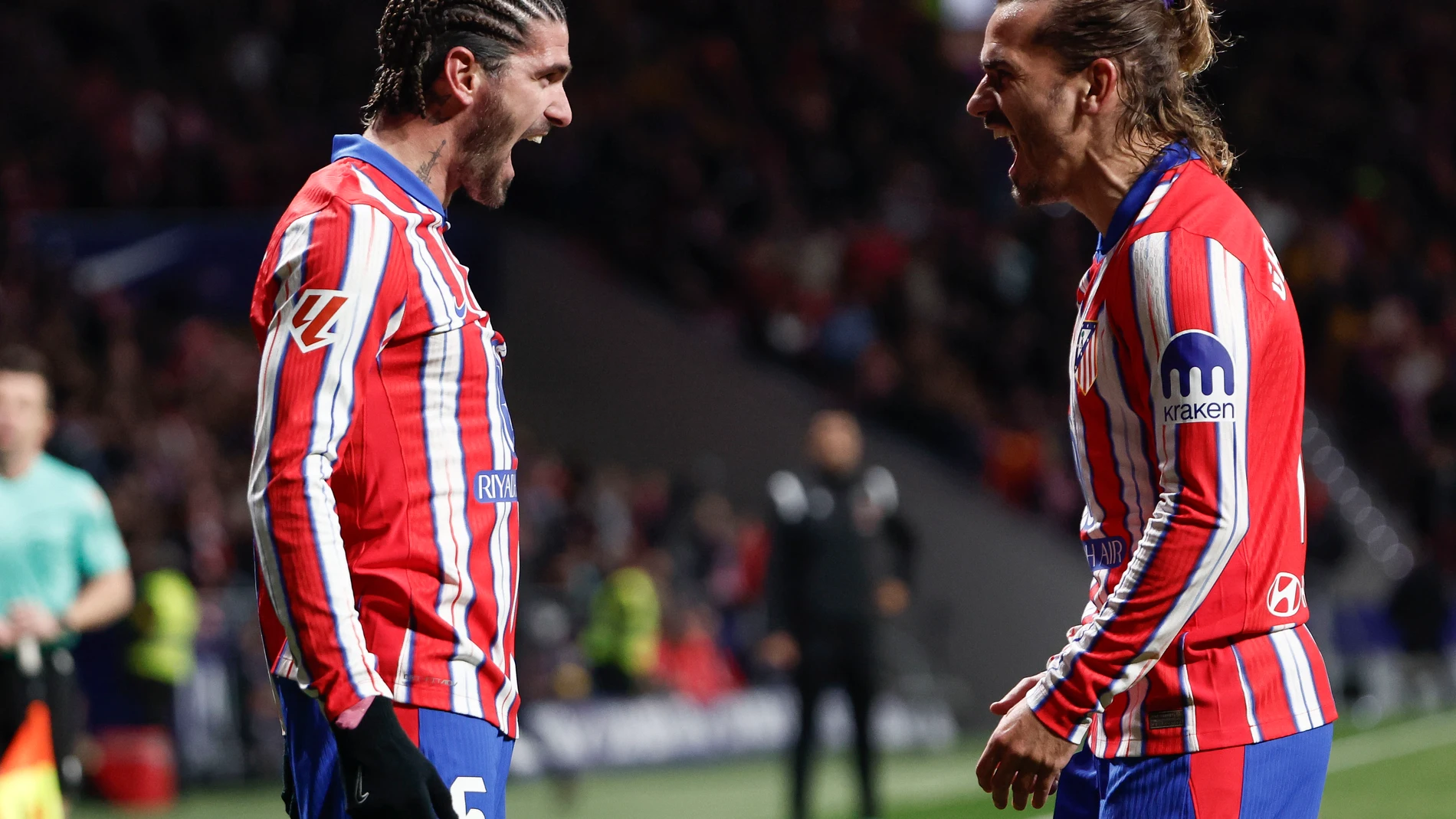 MADRID, 08/12/2024.- El centrocampista argentino del Atlético de Madrid Rodrigo De Paul (i) celebra con Antoine Griezmann tras marcar un gol este domingo, durante el partido de la jornada 16 de LaLiga EA Sports, entre el Atlético de Madrid y el Sevilla, en el estadio Metropolitano, en Madrid. EFE/ Sergio Pérez
