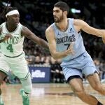 Aldama bota la pelota ante Jrue Holiday