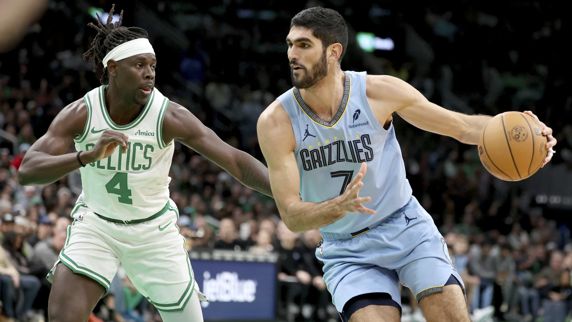 Aldama bota la pelota ante Jrue Holiday