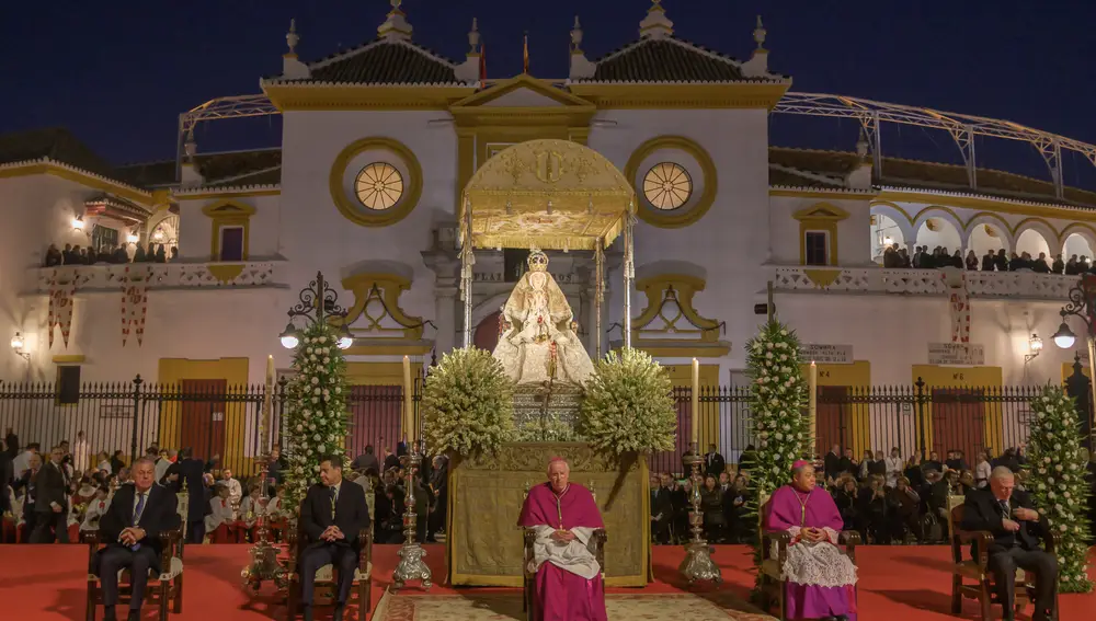Los fieles reciben con fervor el inicio de la procesión 'magna' de Sevilla