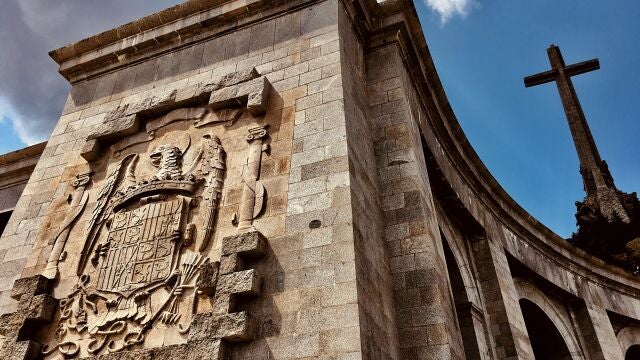 El escudo con el Águila de San Juan en un lateral de Cuelgamuros
