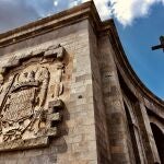 El escudo con el Águila de San Juan en un lateral de Cuelgamuros