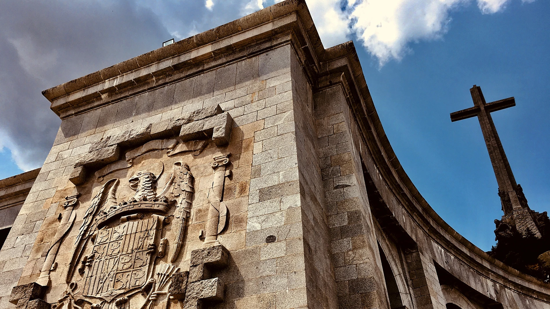 El escudo con el Águila de San Juan en un lateral de Cuelgamuros