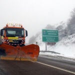 La nieve cierra Pajares a camiones y dificulta la circulación en la AP-66