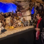 Una ciudadana zamorana visita el Belén