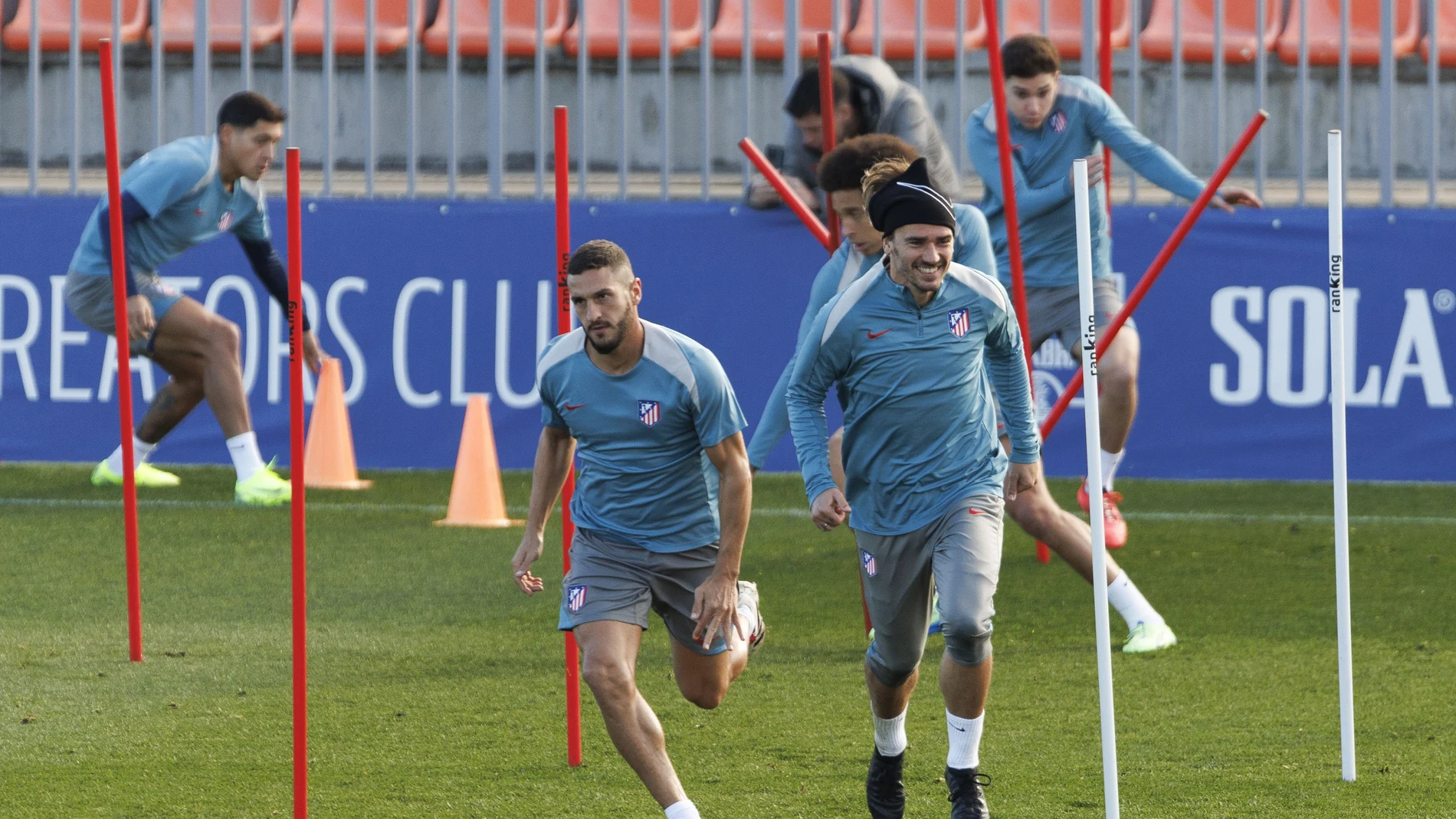 Koke y Griezmann, en el último entrenamiento del Atlético antes de recibir al Sevilla