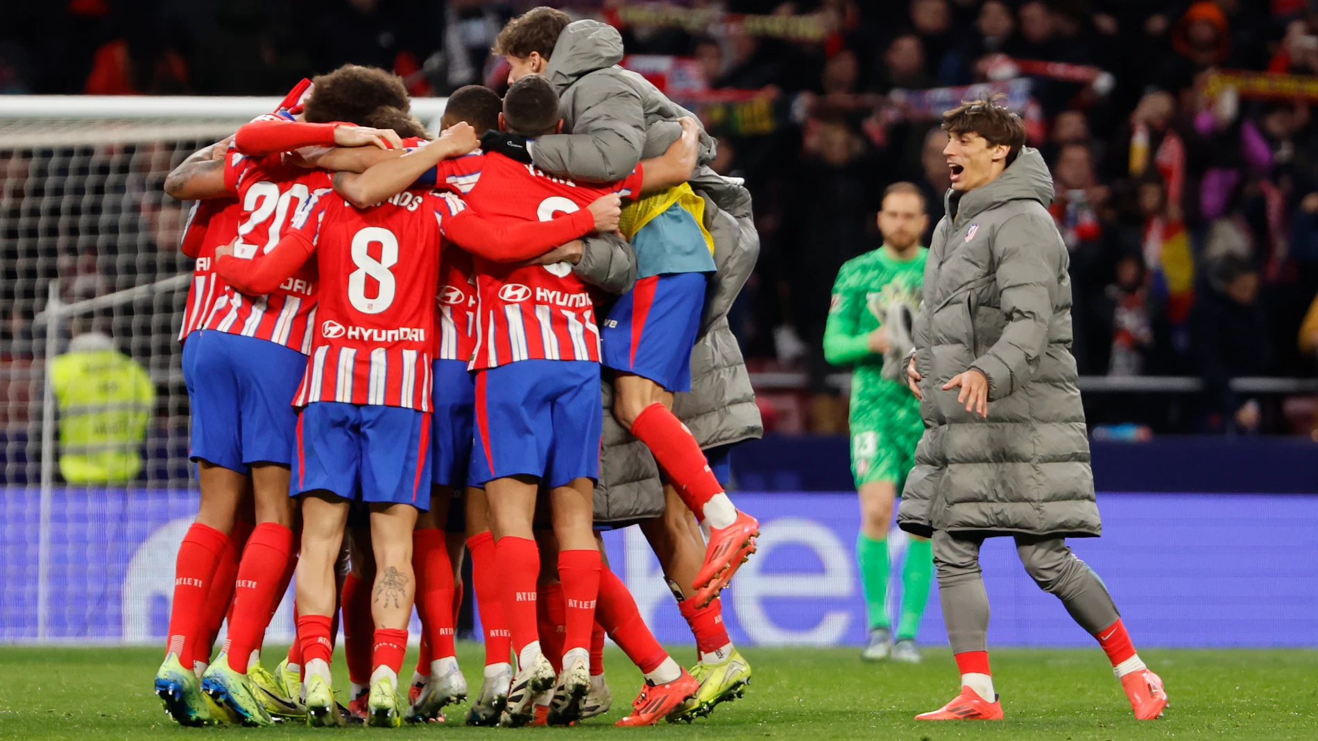 MADRID, 08/12/2024.- Los jugadores del Atlético de Madrid celebran la victoria del equipo rojiblanco a la finalización del encuentro correspondiente a la jornada 16 de Laliga EA Sports que han disputado hoy domingo Atlético de Madrid y Sevilla en el estadio Metropolitano, en Madrid. EFE / Sergio Perez.
