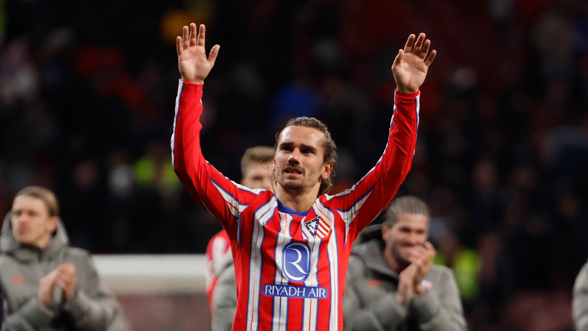 MADRID, 08/12/2024.- El delantero francés del Atlético de Madrid, Antoine Griezmann, celebra la victoria del equipo rojiblanco a la finalización del encuentro correspondiente a la jornada 16 de Laliga EA Sports que han disputado hoy domingo Atlético de Madrid y Sevilla en el estadio Metropolitano, en Madrid. EFE / Sergio Perez.