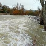 Pamplona activa el plan de emergencia por inundaciones y pide retirar vehículos de las zonas inundables