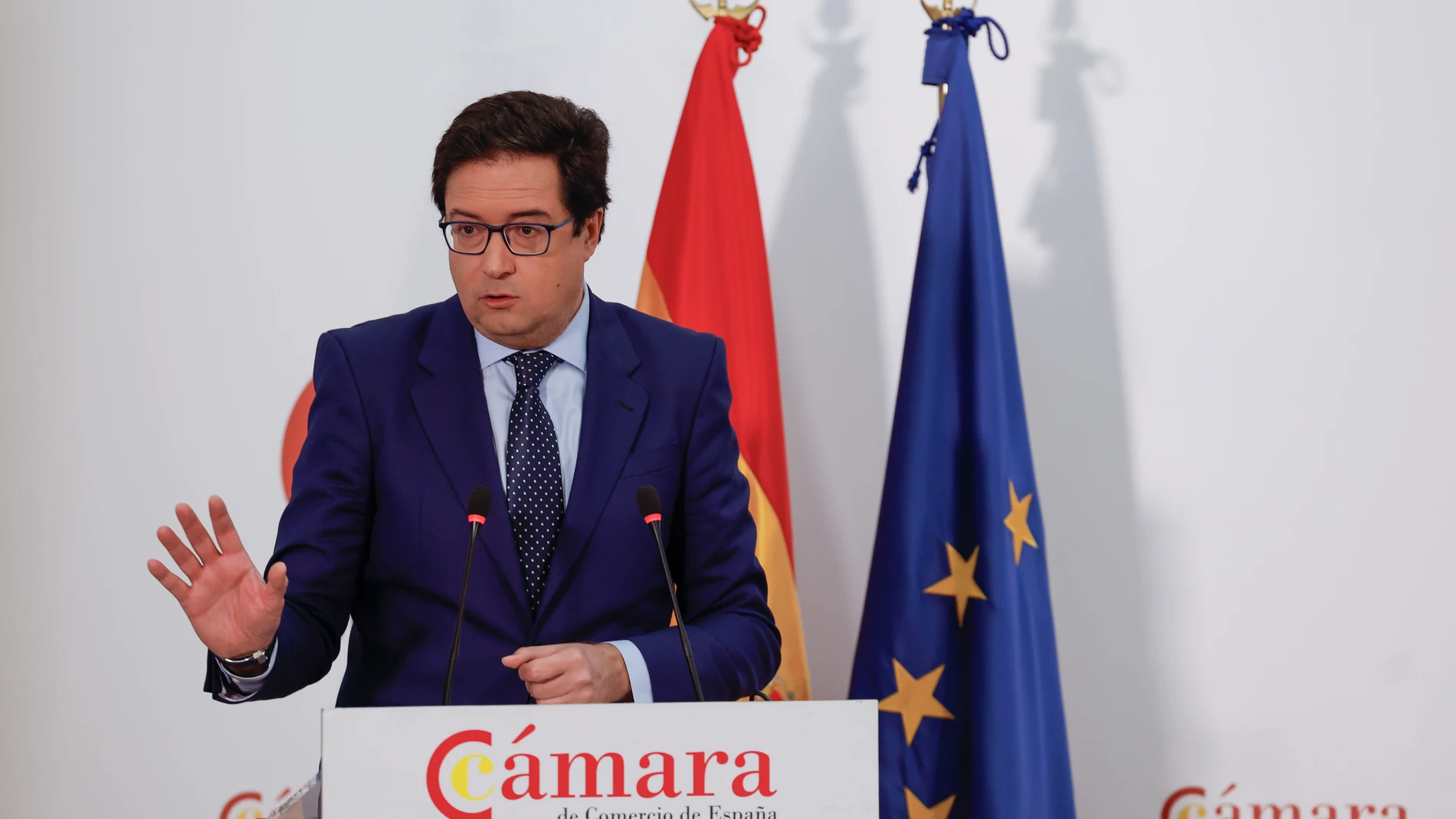 MADRID, 09/12/2024.- El ministro para la Transformación Digital y de la Función Pública, Óscar López, presenta la nueva convocatoria de Kit Digital para medianas empresas con el objetivo de mejorar su competitividad y nivel de madurez digital, este lunes, en la sede de la Cámara de Comercio de España, en Madrid. EFE/ Javier Lizón