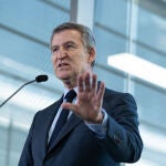 Feijóo visita la sede de la empresa Isdin en Barcelona 