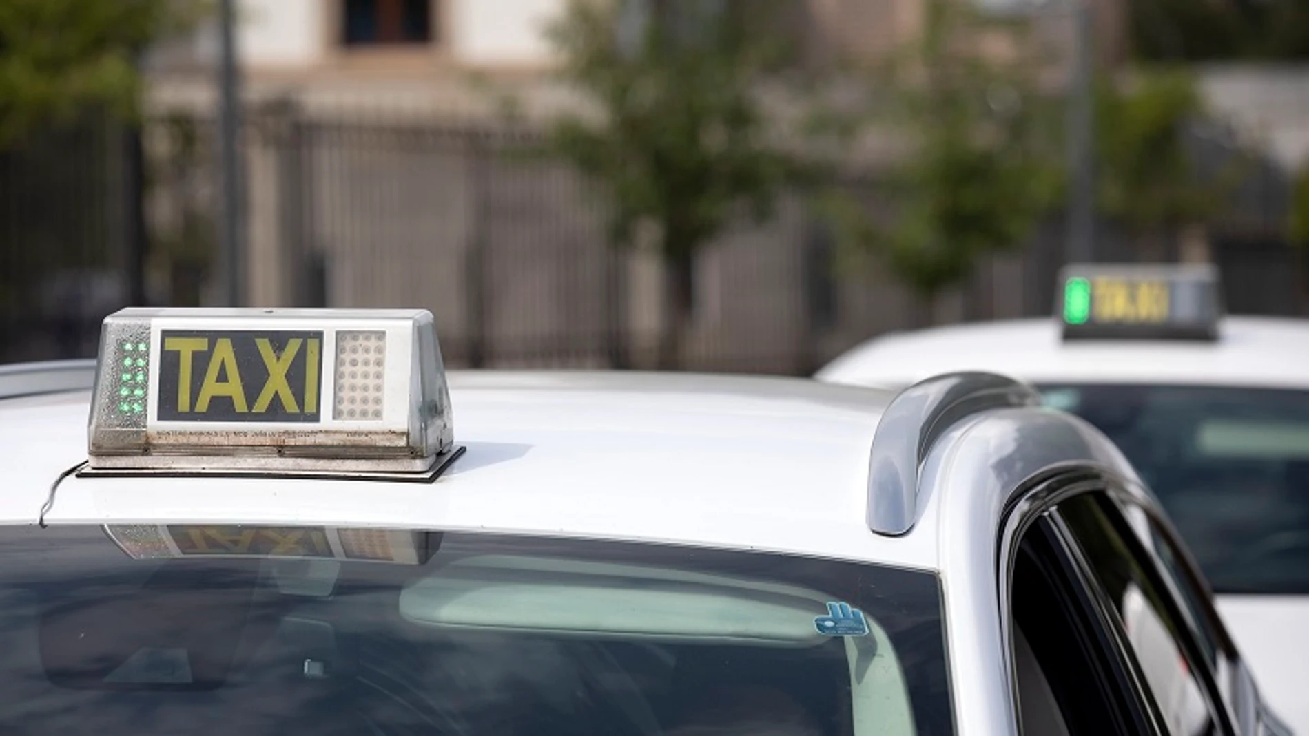 Imagen de archivo de taxis.