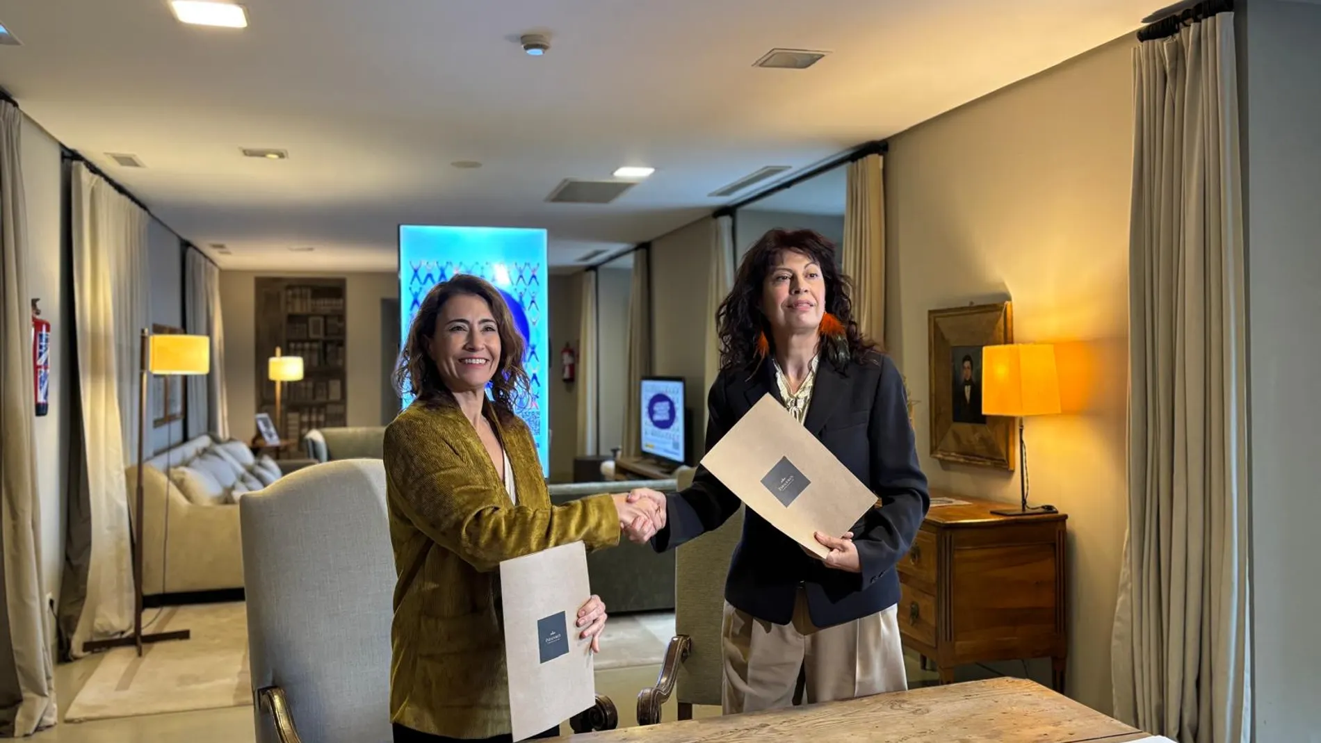 La ministra de Igualdad, Ana Redondo, tras firmar el acuerdo con la presidenta de Paradores de Turismo de España, Raquel Sánchez