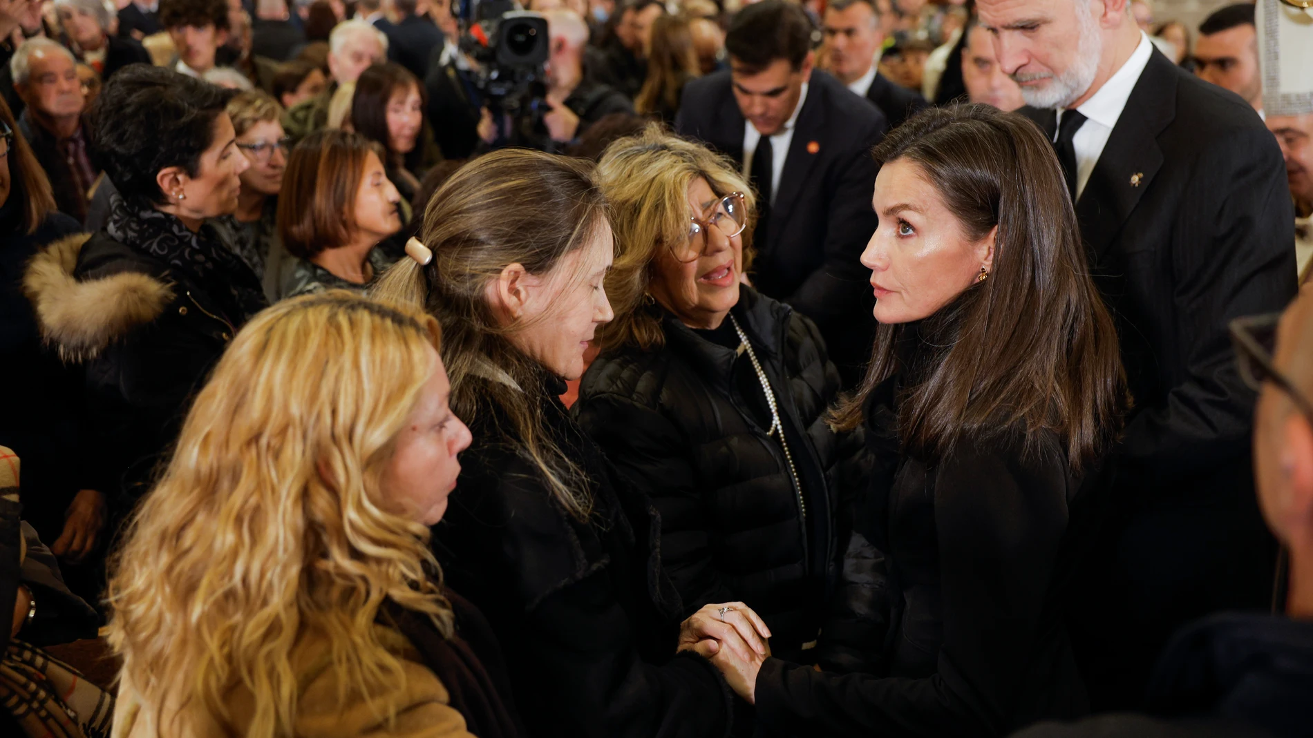 VALENCIA, 09/12/2024.- El rey Felipe VI y la reina Letizia durante el funeral por las víctimas de la DANA celebrado este lunes en la catedral de Valencia. EFE/Kai Försterling POOL