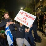 La Policía israelí dispersa a los manifestantes frente a la residencia del primer ministro, Benjamin Netanyahu, en Jerusalén el pasado octubre
