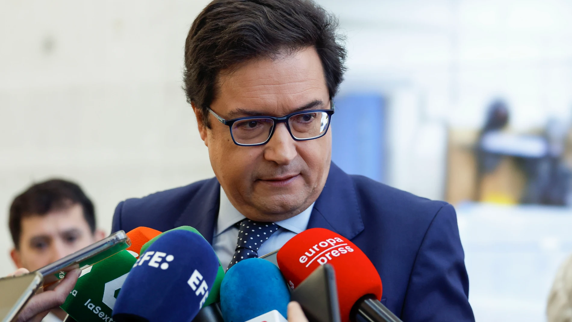 MADRID, 09/12/2024.- El ministro para la Transformación Digital y de la Función Pública, Óscar López, atiende a los medios mientras asiste a la presentación de la nueva convocatoria de Kit Digital para medianas empresas con el objetivo de mejorar su competitividad y nivel de madurez digital, este lunes, en la sede de la Cámara de Comercio de España, en Madrid. EFE/ Javier Lizón