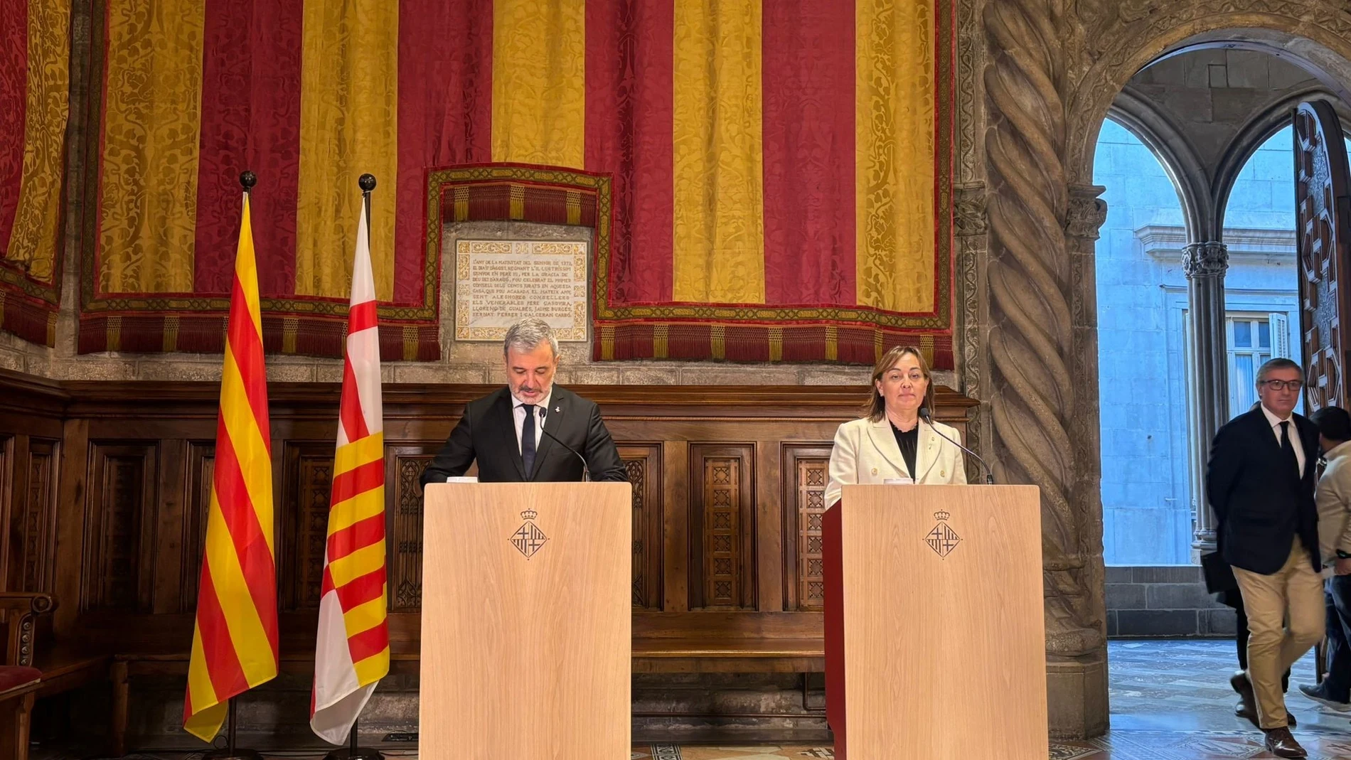 La consellera de Territorio, Vivienda y Transición Ecológica Sílvia Paneque junto al alcalde de Barcelona Jaume Collboni, en rueda de prensa en el Saló de Cent de consistorio EUROPA PRESS 09/12/2024